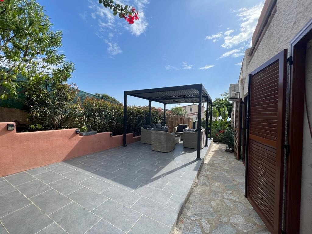 Salon sous pergola, vue d'ensemble