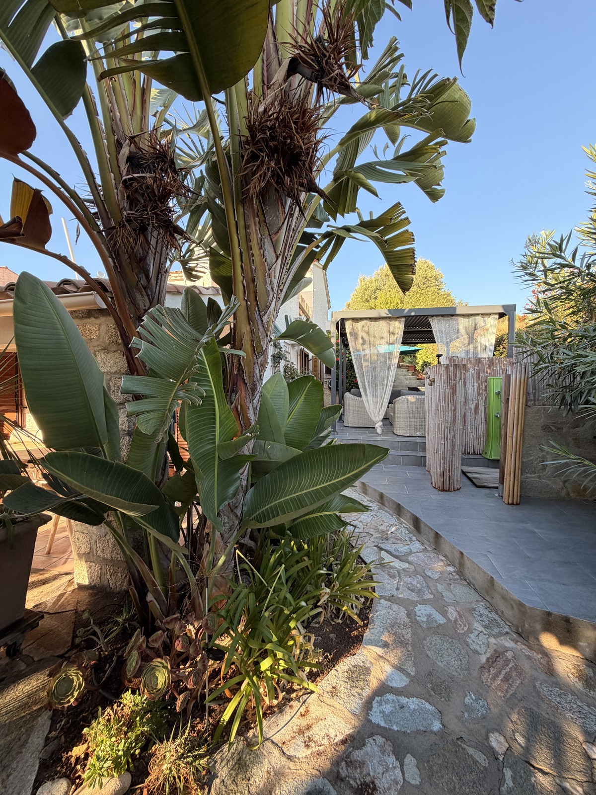 Arrivée par le jardin